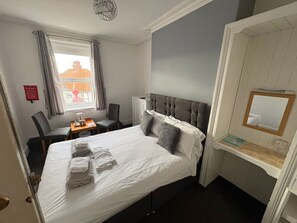 1 bedroom, iron/ironing board, free WiFi - Standard Double Bed, Ensuite (Whitby)