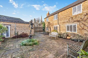 Terrace/patio - Historic dog friendly holiday home with indoor pool and sauna - The Court House (King's Sutton)