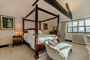 6 bedrooms, travel crib, WiFi, bed sheets