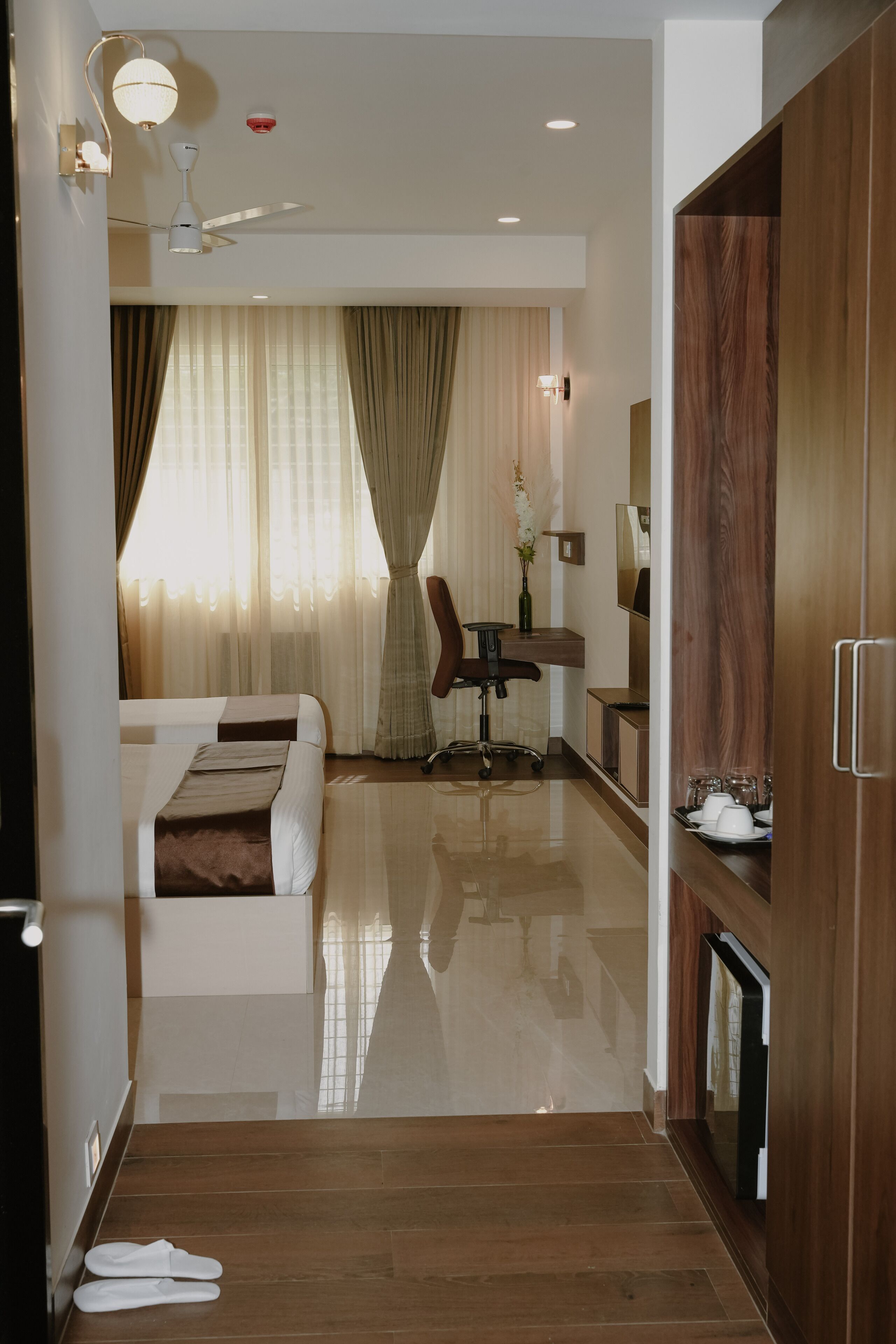 Deluxe Room | Living area | Flat-screen TV