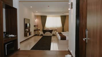 Premium Room | Desk, soundproofing, iron/ironing board, free WiFi