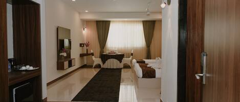 Premium Room | Desk, soundproofing, iron/ironing board, free WiFi