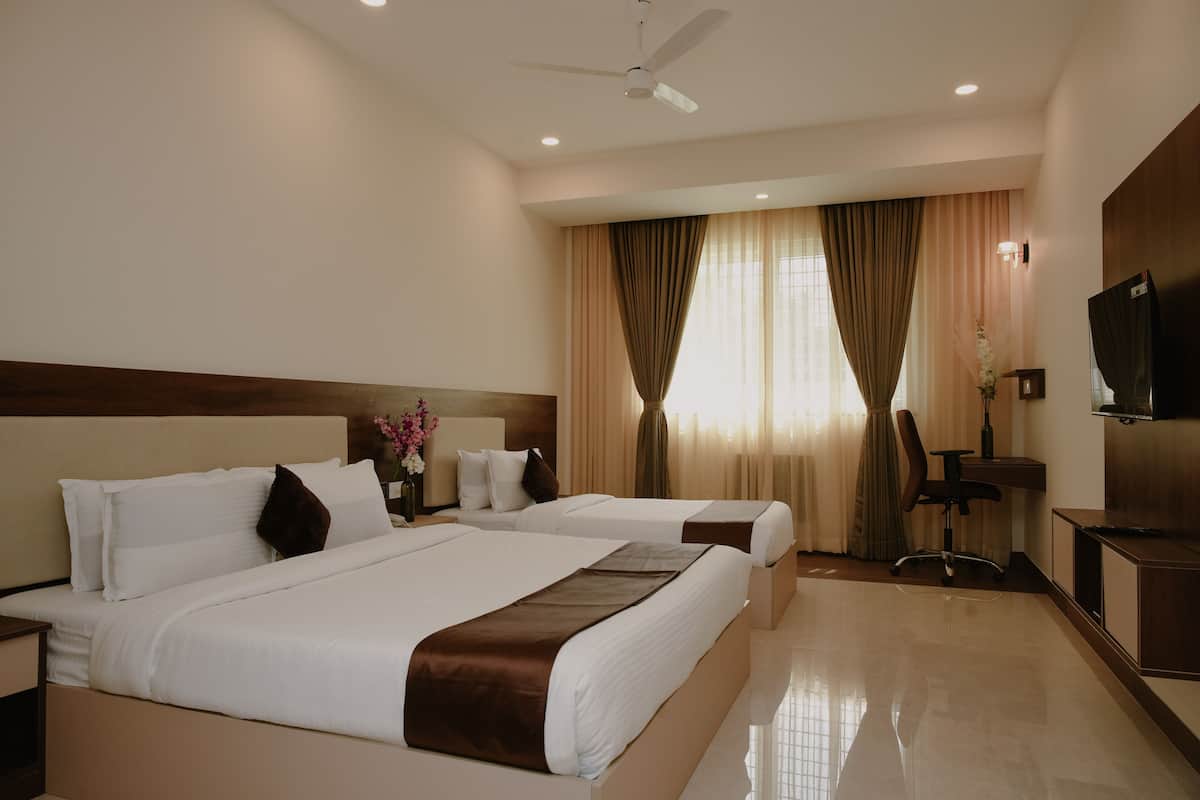 Deluxe Room | Desk, soundproofing, iron/ironing board, free WiFi
