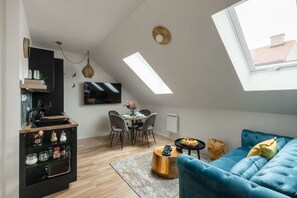 TV, books, stereo - Luxury Designer Apartment (Prague)