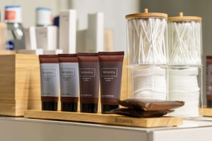 Shower, hair dryer, towels - Luxury Designer Apartment (Prague)