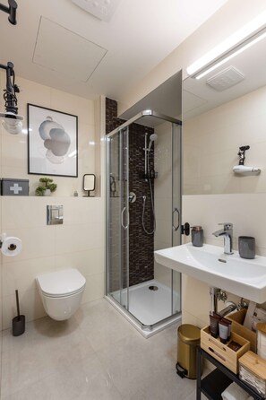 Shower, hair dryer, towels - Luxury Designer Apartment (Prague)