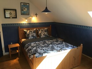 3 makuuhuonetta, silitysrauta/-lauta, vuodevaatteet