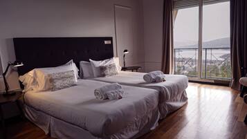 Quarto casal panorâmico, 1 quarto, para não fumantes, vista para o lago | Cofres nos quartos, cortinas blackout, ferros/tábuas de passar roupa