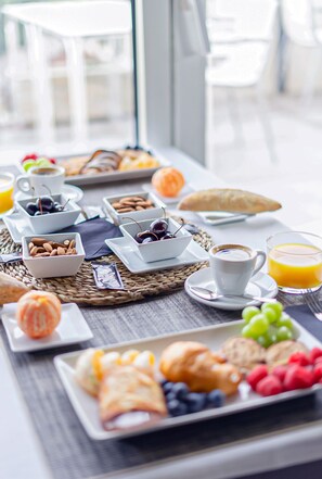 Colazione a buffet, servita tutte le mattine (15 EUR a persona) 