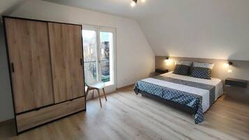 4 bedrooms, desk, iron/ironing board, travel crib