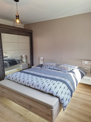 4 habitaciones, escritorio y tabla de planchar con plancha 