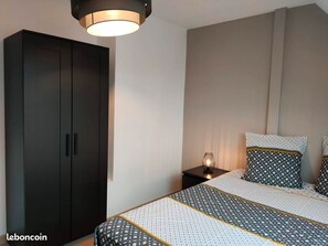 4 chambres, bureau, fer et planche à repasser, lit parapluie