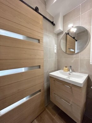 Ducha, secador de pelo y toallas