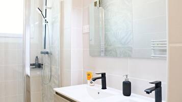 Douche, serviettes fournies