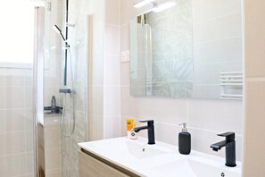 Shower, towels