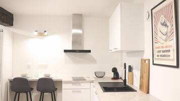 Een koelkast, een microgolfoven, een oven, een kookplaat