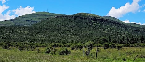 Un paisaje montañoso con cielo despejado.
