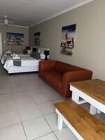 Estudio Deluxe, varias camas, no fumadores, vistas a la montaña | Zona de estar | Smart TV de 54 pulgadas con canales digitales, Netflix