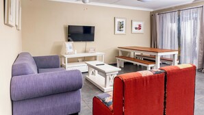 Deluxe Apartment, 2 Bedrooms, Non Smoking, Mountain View | Ruang tamu