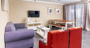 Deluxe Apartment, 2 Bedrooms, Non Smoking, Mountain View | Living area | 54-inch Smart TV with digital channels, Netflix, streaming services - Amberdale Estate Self Catering (Komani)