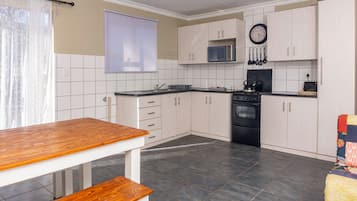 Deluxe Apartment, 2 Bedrooms, Non Smoking, Mountain View | Private kitchen | Full-size fridge, microwave, oven, stovetop