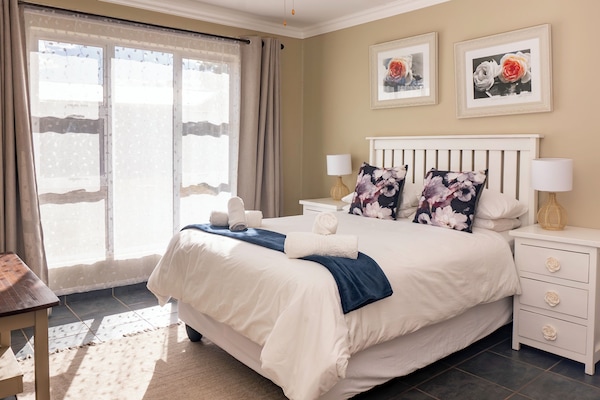 Deluxe Apartment, 2 Bedrooms, Non Smoking, Mountain View | Premium bedding, individually decorated, individually furnished, desk