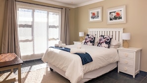 Deluxe-Apartment, 2 Schlafzimmer, Nichtraucher, Bergblick | Hochwertige Bettwaren, individuell dekoriert, individuell eingerichtet
