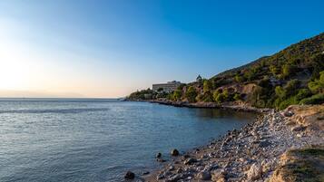 Pantai persendirian, pasir hitam