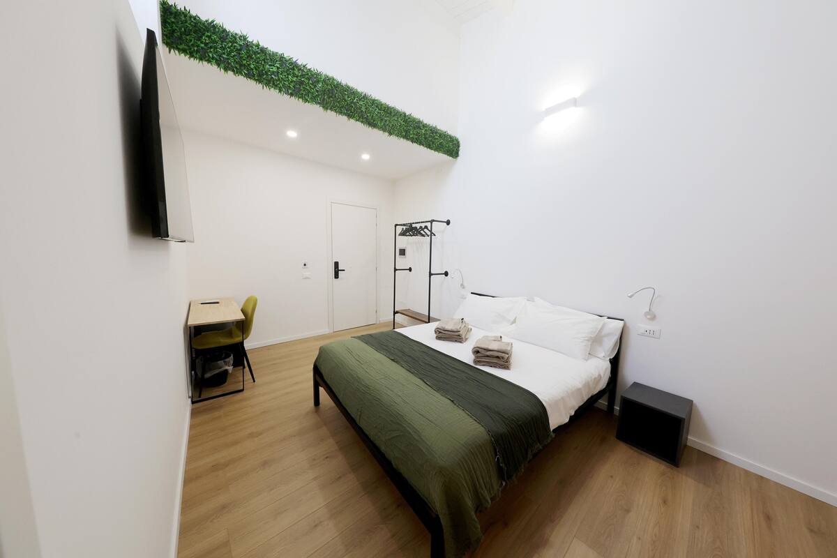 Une chambre à coucher avec un lit, un bureau et une chaise.