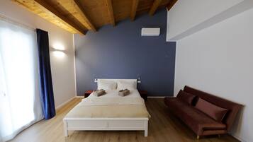 Deluxe kamer, 1 kingsize bed met slaapbank, uitzicht op de stad | Luxe beddengoed, donsdekens, bedden met traagschuimmatrassen