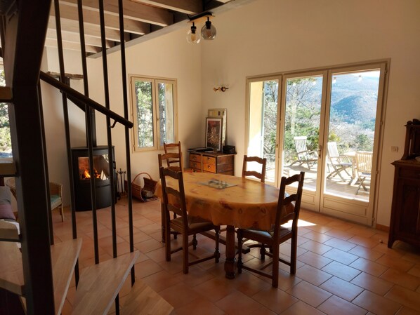 Dining - Charmante Maison Avec vue et Jardin en Pleine Nature, Proche des Commodités (Reilhanette)