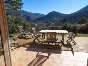 Outdoor dining - Charmante Maison Avec vue et Jardin en Pleine Nature, Proche des Commodités (Reilhanette)
