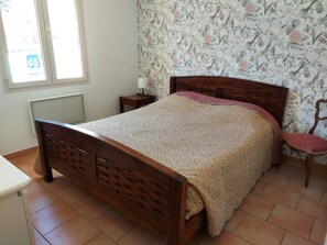 2 bedrooms, free WiFi, bed sheets - Charmante Maison Avec vue et Jardin en Pleine Nature, Proche des Commodités (Reilhanette)