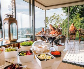 Petit déjeuner buffet (412 THB par personne)