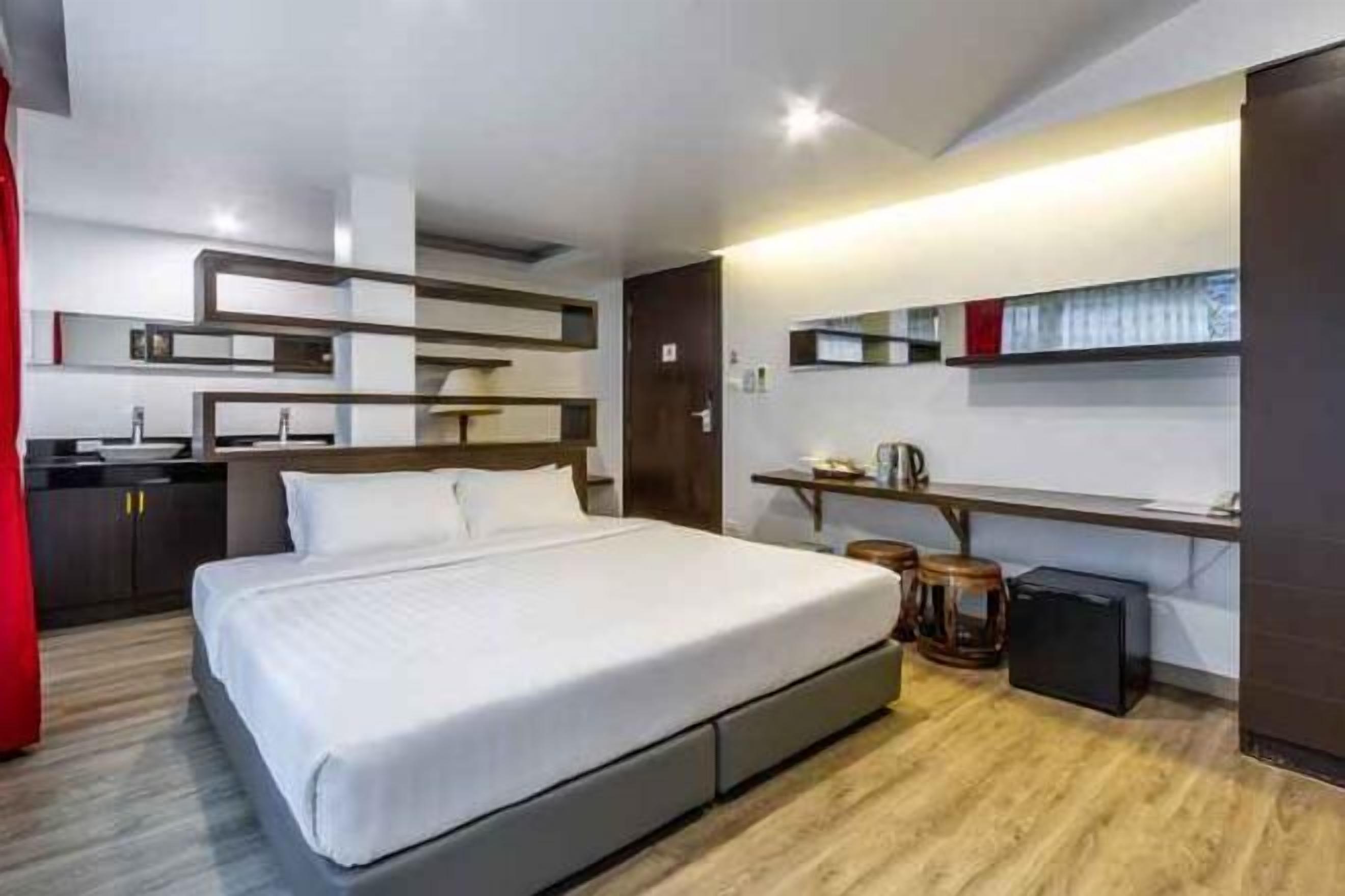 Tallelokero huoneessa, yksilöllisesti kalustettu, silitysrauta/-lauta