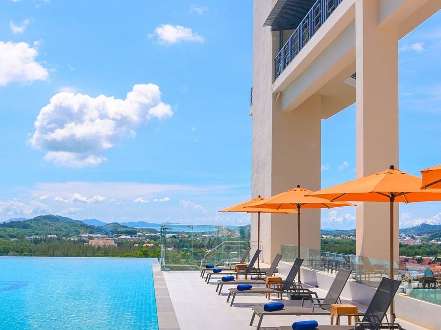 2 outdoor pools