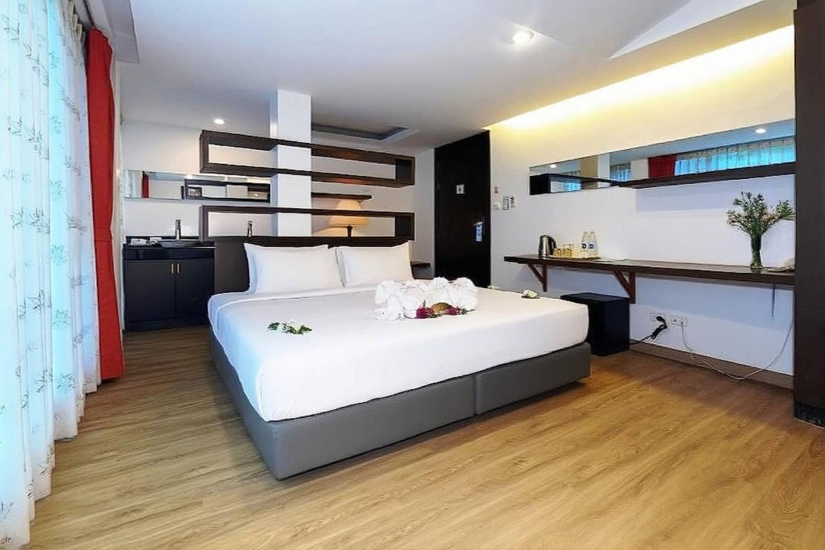 Studio | 1 bedroom, in-room safe, individually furnished, iron/ironing board