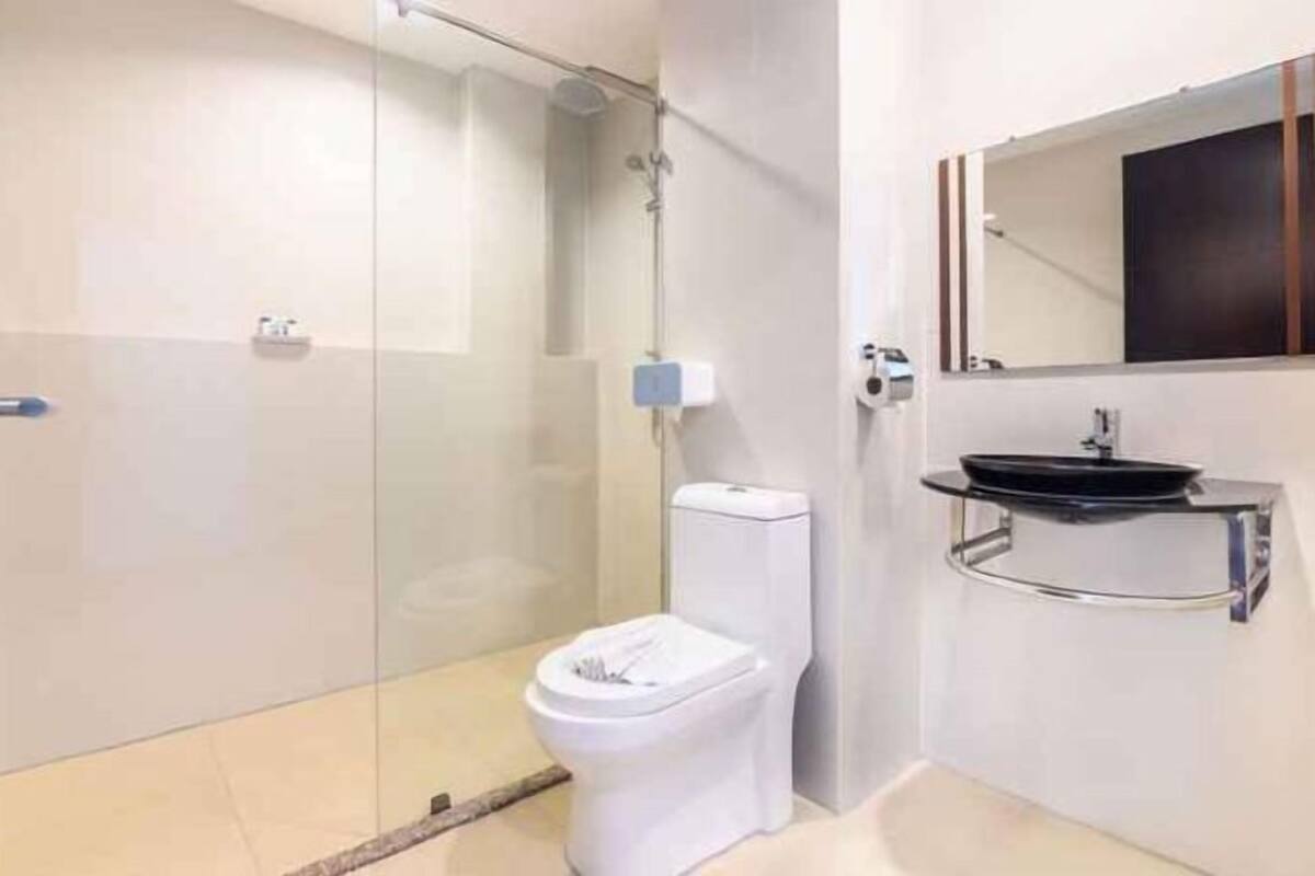 Secador de pelo, pantuflas, bidet, toallas