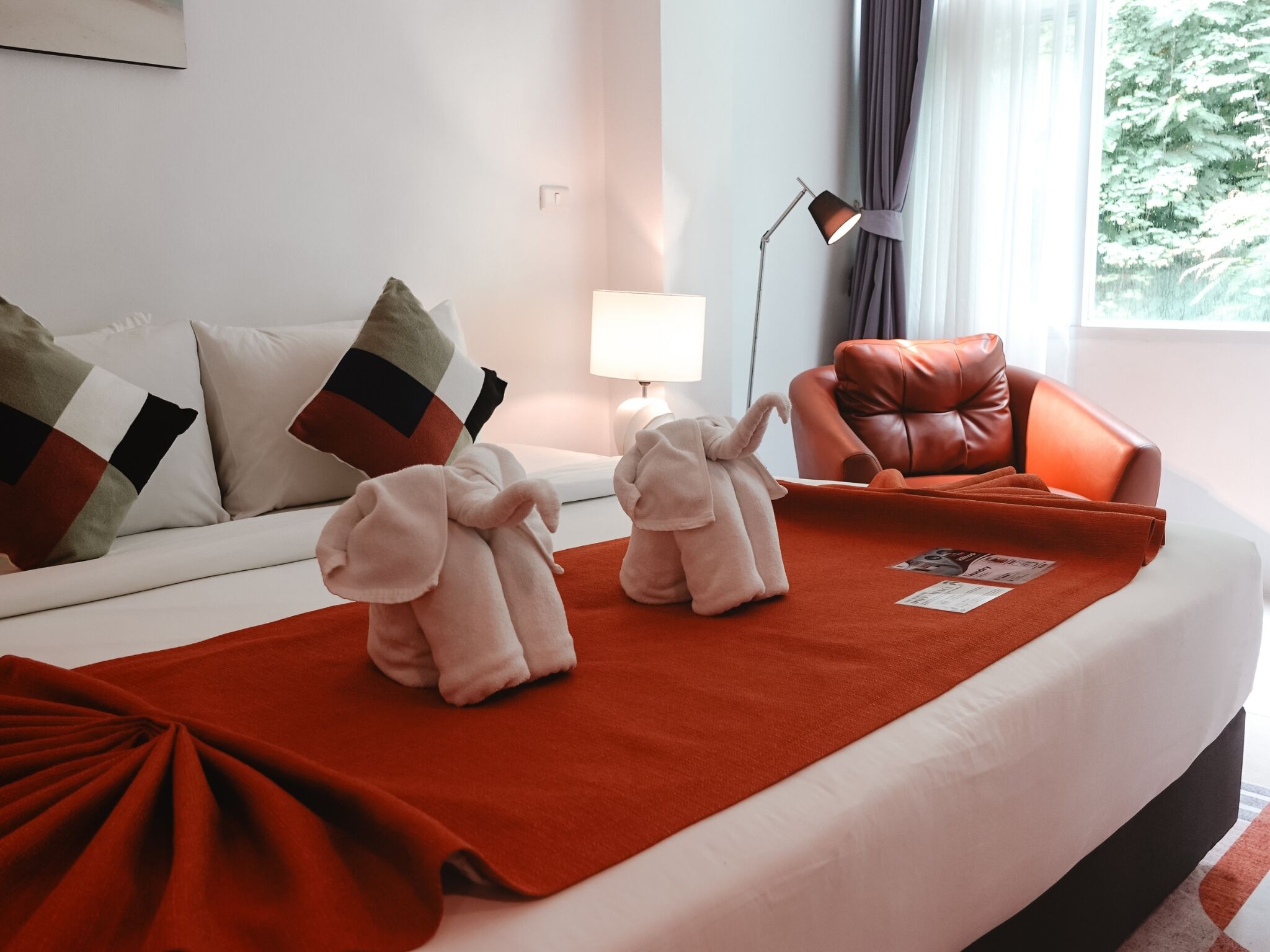 Tallelokero huoneessa, yksilöllisesti kalustettu, silitysrauta/-lauta