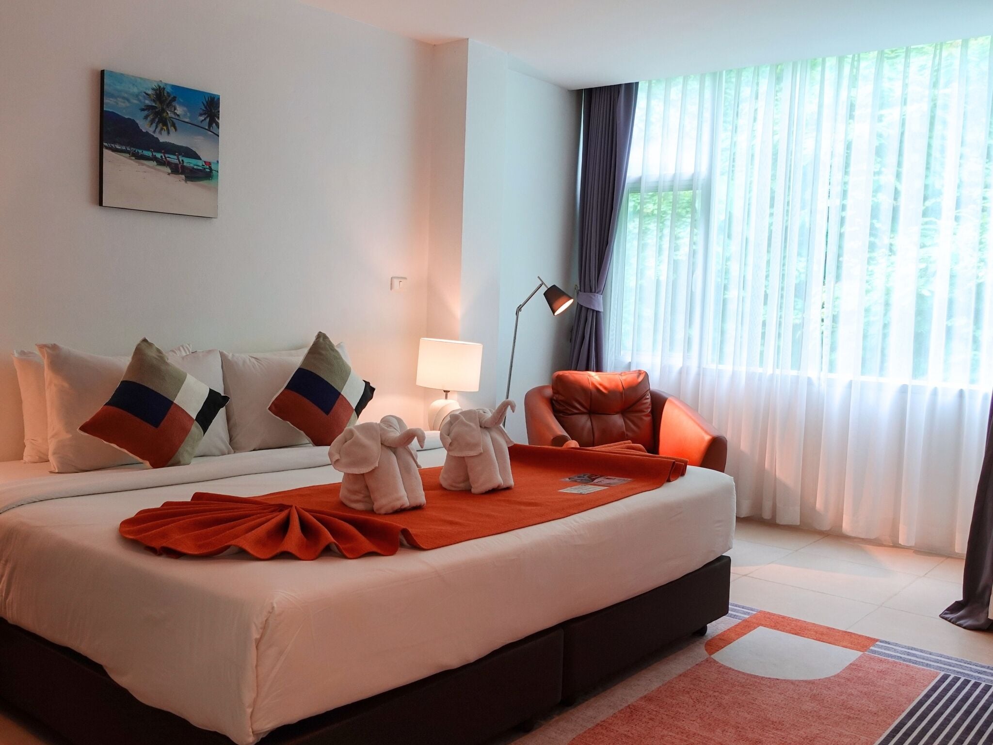 Tallelokero huoneessa, yksilöllisesti kalustettu, silitysrauta/-lauta