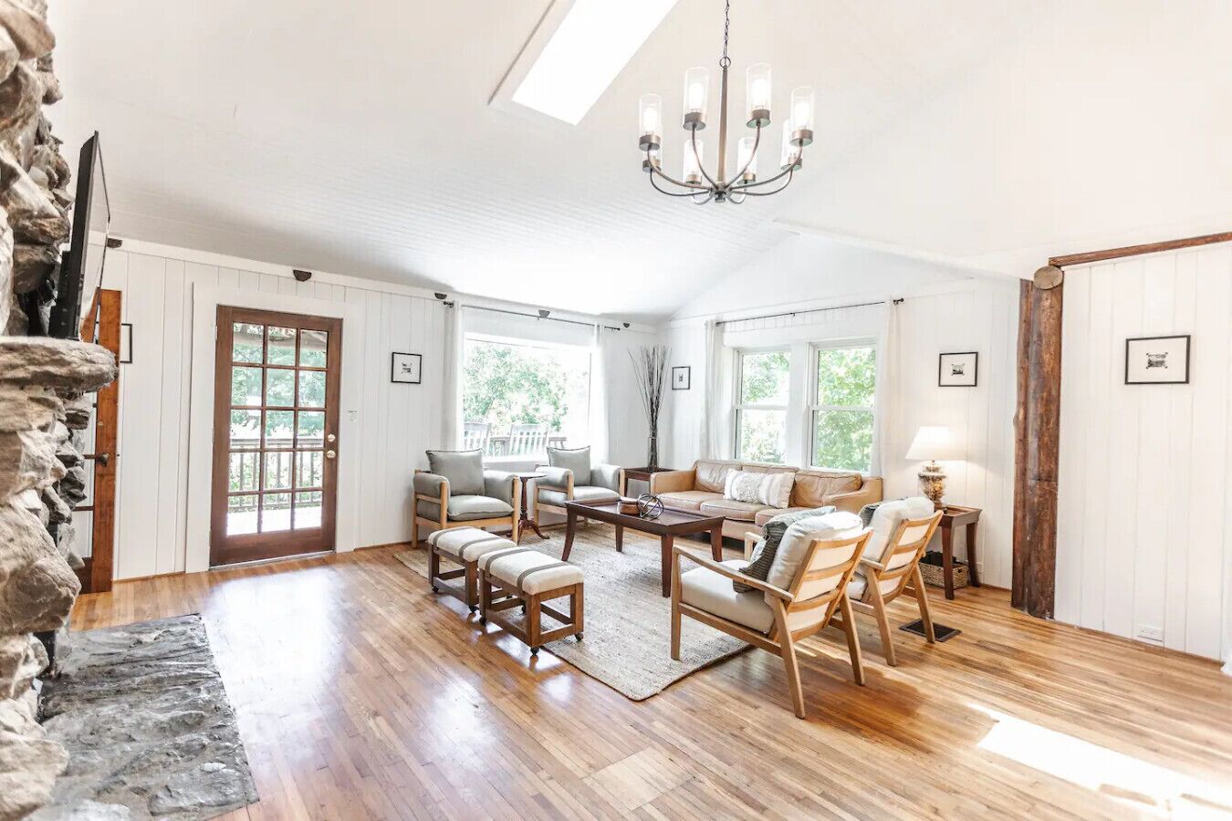 Smart-TV, Kamin, Bücher