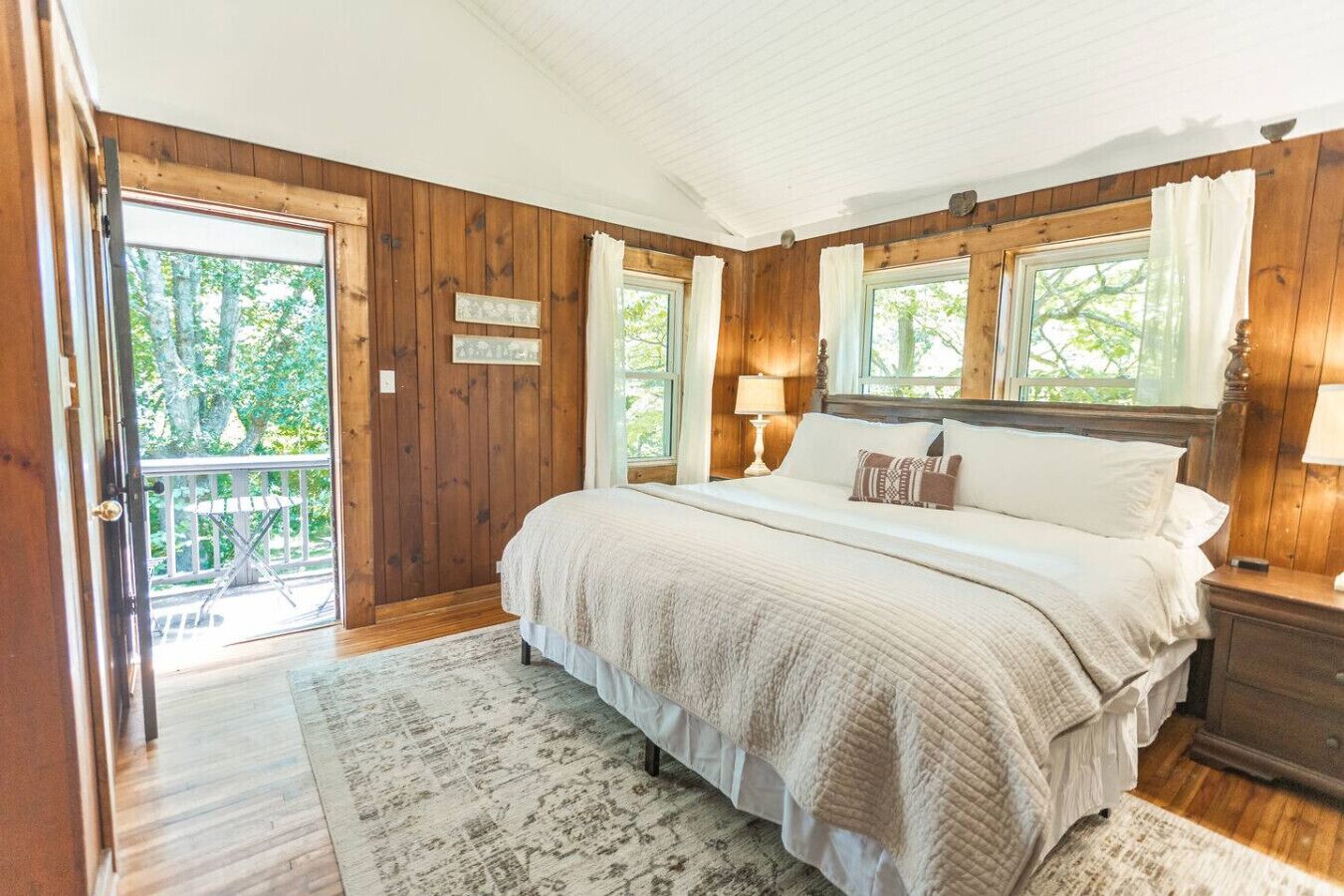 7 makuuhuonetta, työpöytä, silitysrauta/-lauta, vauvan matkasänky