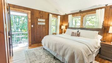 7 bedrooms, desk, iron/ironing board, travel crib