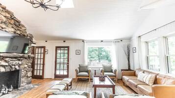 Una Smart TV, una chimenea