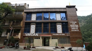 A building with a sign that reads "VARDAN FOUNDATION" and mentions Ayurveda, Yoga, and Spiritual Sciences. - Vardan Hotel- Ayur Stay (Yamkeshwar)