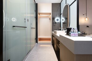 Executive Single Room, 1 Queen Bed, City View | Blackout curtains, soundproofing, iron/ironing board, free WiFi - Country Inn & Suites By Radisson (Jiangmen)