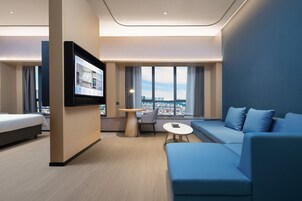 Suite | Blackout drapes, soundproofing, iron/ironing board, free WiFi