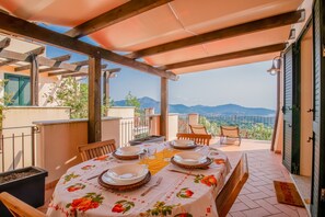 Outdoor dining - Sestini House Sea View with terrace. (Capoliveri)