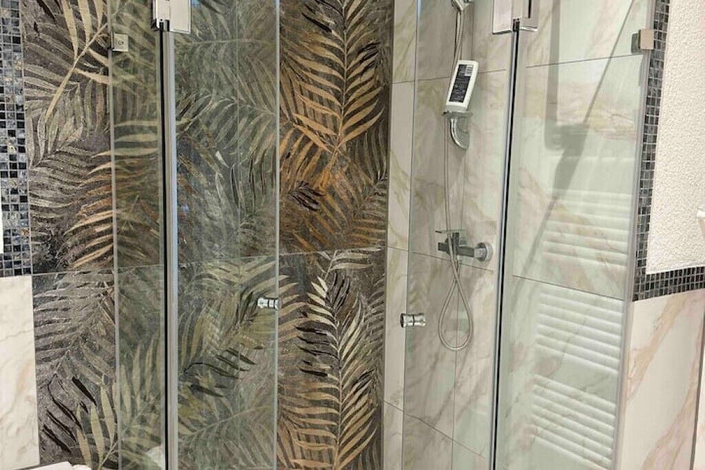 Dusche, Haartrockner, Handtücher, Seife