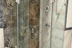 Een douche, een haardroger, handdoeken, zeep